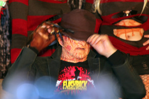 Englund demonstrated on-stage the problems with wearing his trademark fedora in photos.